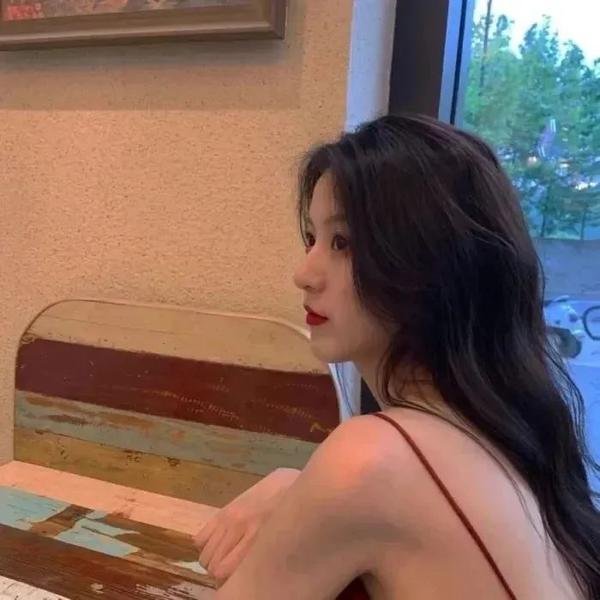 穿在乳头上的洞 高清封面